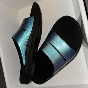 Oofos: OOahh Luxe Recovery Slides in ❄️ Frost, Women’s Size: 10/ Men's Size: 8